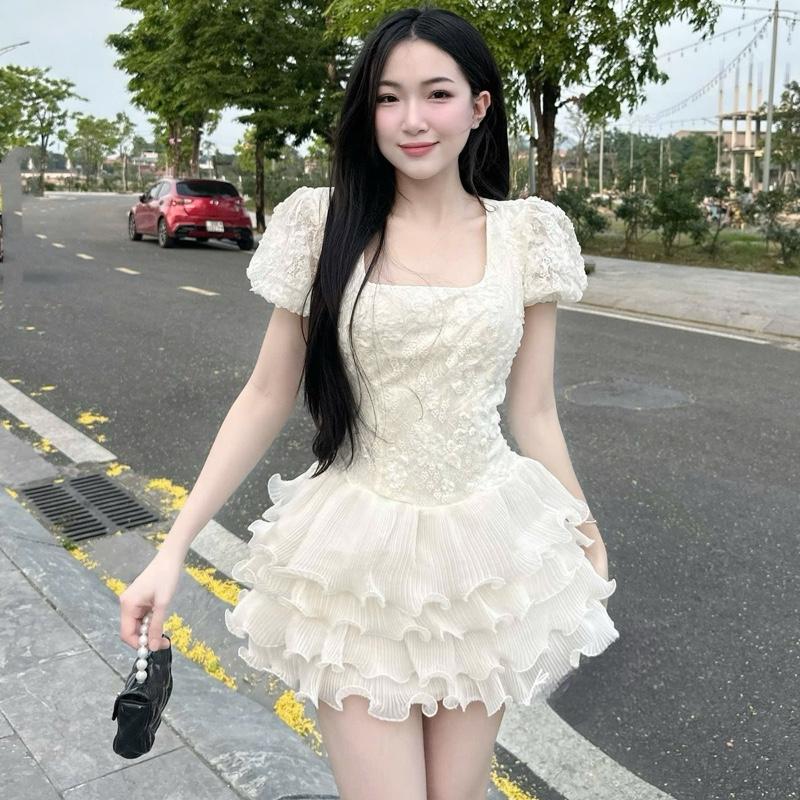 Váy thiết kế ren cổ vuông chân tầng tay phồng dáng ngắn trên gối NQa64