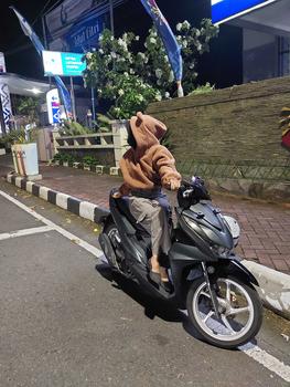 Product Review of Sweater Hoodie Crope V Bear Sherpa Bulu Domba Fit Wanita Tebal Oversize Cream from w**🫧 3