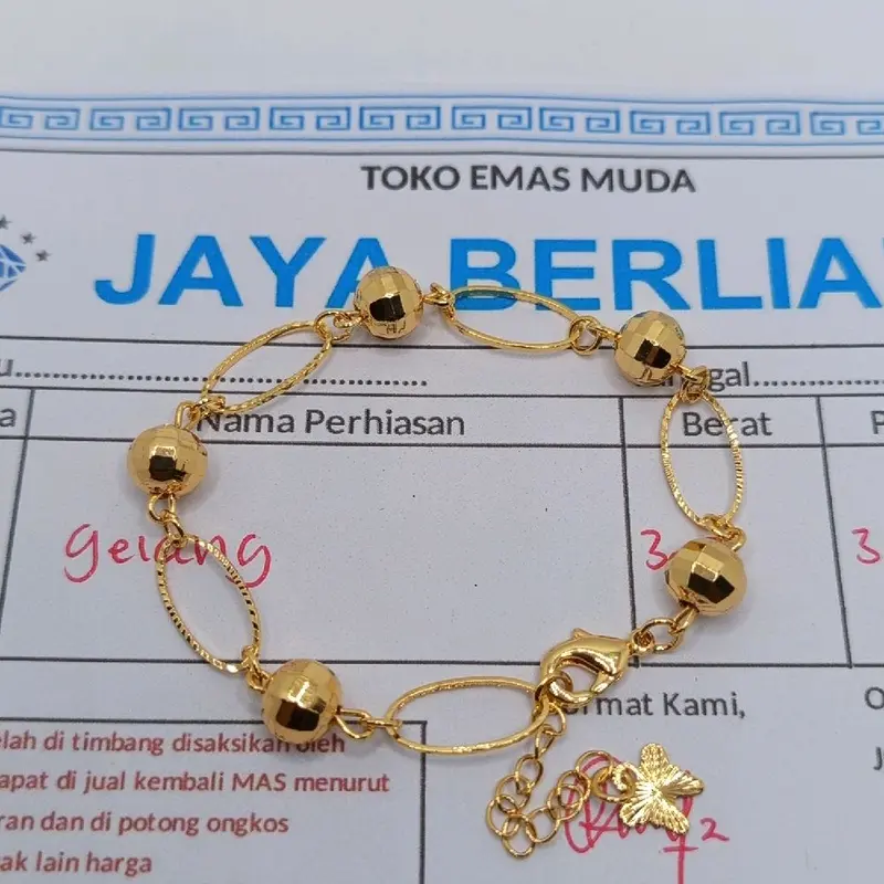 Porno josuslar dantelli külotlarda uy bekasi Mushukning sochini qirib tashlaydi