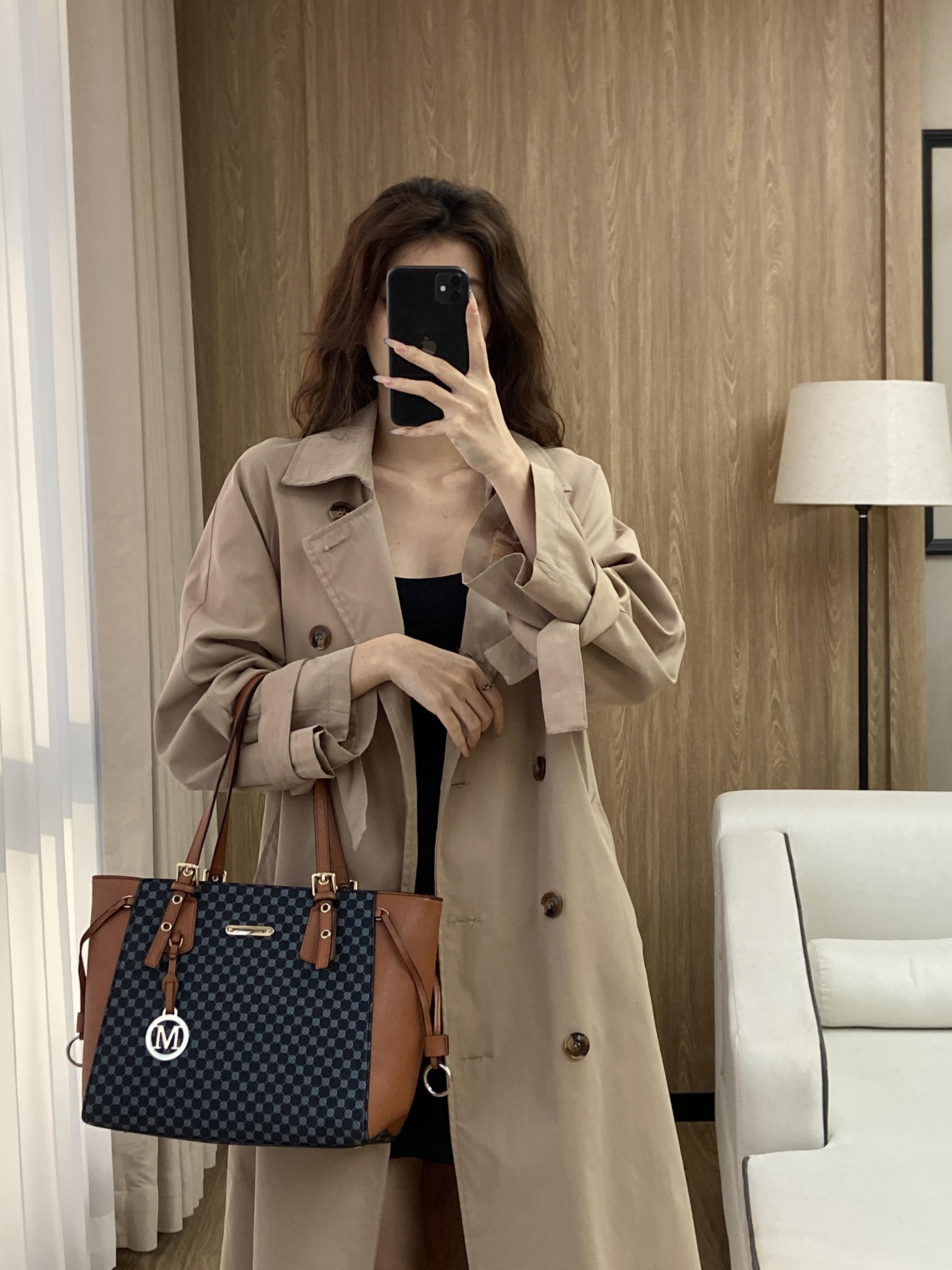 CHIOZND | Midtown Tote - Monogram Two-Tone Klasik tas sling bag tote bag wanita terbaru tas selempang cewek terbaru 2026 tas selempang korean style kuliah/kerja CHIOZND | Midtown Tote - Monogram Two-Tone Klasik tas sling bag tote bag wanita terbaru tas selempang cewek terbaru 2026 tas selempang korean style kuliah/kerja