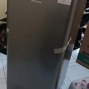 HISENSE-RR195D4IGN-Kulkas 157L -Kapasitas 1 Pintu -Desain Unik Dan Bergaya-Ruang Pendinginan-Tombol Pencairan Es- Separate Chiller -Lampu LED-Big Door Balcony-Anti Bacteria Dool Seal-Fruit&Vegetable Box