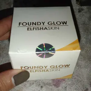 ELFISHASKIN Foundy Glow Base Makeup 10gr Mencerahkan Wajah Alami dengan 2% Niacinamide & DNA Salmon Kulit Glowing Terlindungi dari Sinar UV Extract Foundation