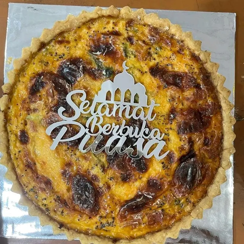CHEESE QUICHE dengan keju spesial dengan pilihan topping sosis, spinach, mushroom atau smoke beef cakes kue daging 1