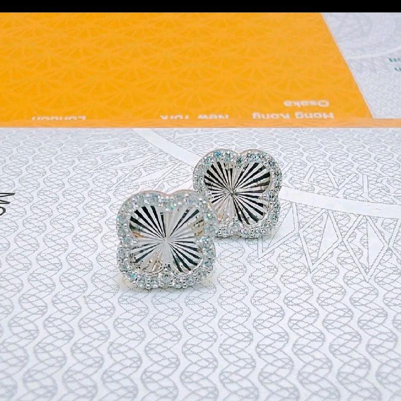 NhatHa live - Bông tai , Hoa tai cỏ 4 lá chạm máy . Bạc ý xi Bạch kim