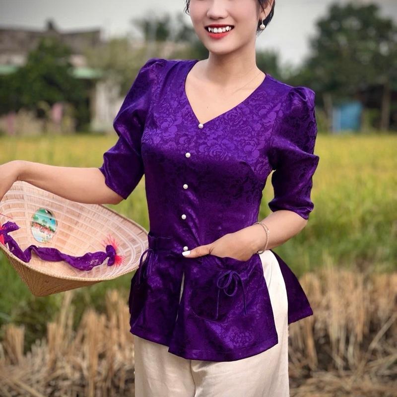 Bộ Bà Ba, Áo Gấm Tím Huế Cổ Tim, 2 túi đính dây nơ, Tay phồng vai, Tay lỡ, quần lụa latin Sơ Mi Kem Nhung