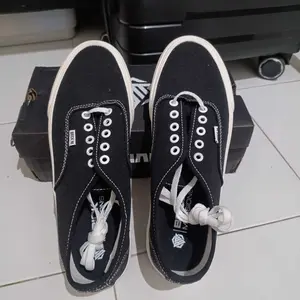 Brick Mansions - Britannica Black White Sepatu Sneakers Casual Sekolah Pria Wanita