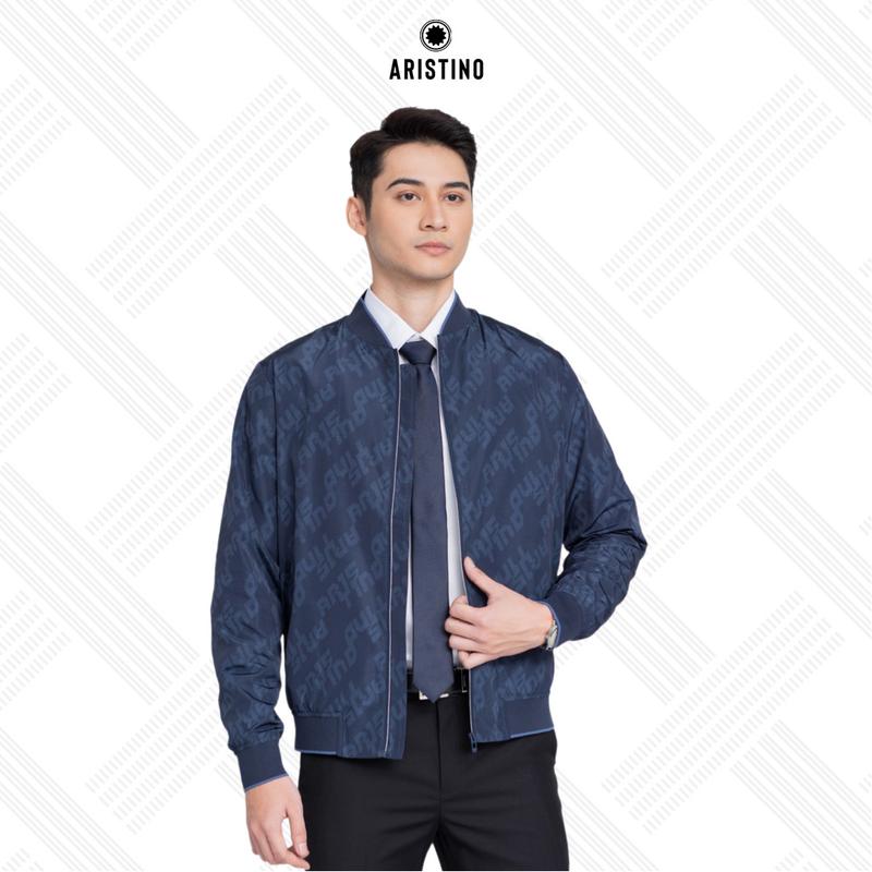 ARISTINO Áo khoác nam 2 lớp thiết kế trẻ trung với cổ áo bomber và phần bo tay, họa tiết monogram ARISTINO xếp sáng tạo mang lại sự khỏe khoắn, mạnh mẽ AJK030W3