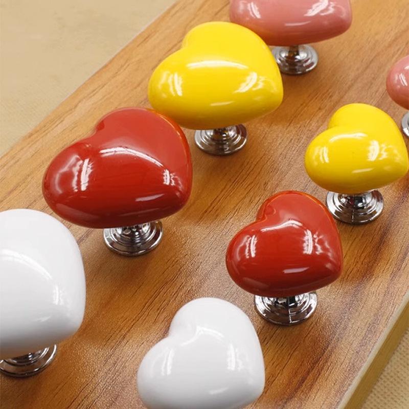Product Introduction of Nắp Bồn Cầu Xả Ngược Nút Nhấn, Thiết Kế Tay Nắm Cửa Hình Trái Tim, Đa Chức Năng, Tiện Lợi, Sáng Tạo 2