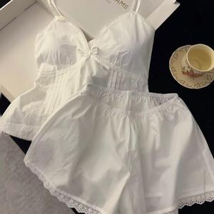 ชุดฤดูร้อน สไตล์น่ารักและเซ็กซี่ คอวี ลูกไม้ระดับไฮเอนด์ฝรั่งเศส เสื้อชั้นในและกางเกงขาสั้น พร้อมแผ่นรองหน้าอก ชุดอยู่บ้านที่เรียบง่าย