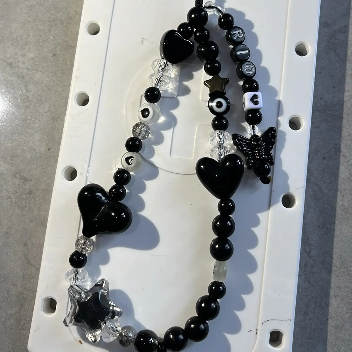 Gantungan hp custom nama warna hitam bisa request nama, nm jg lupa tulis dkolom pesan max 7-8 huruf , sesuai gambar