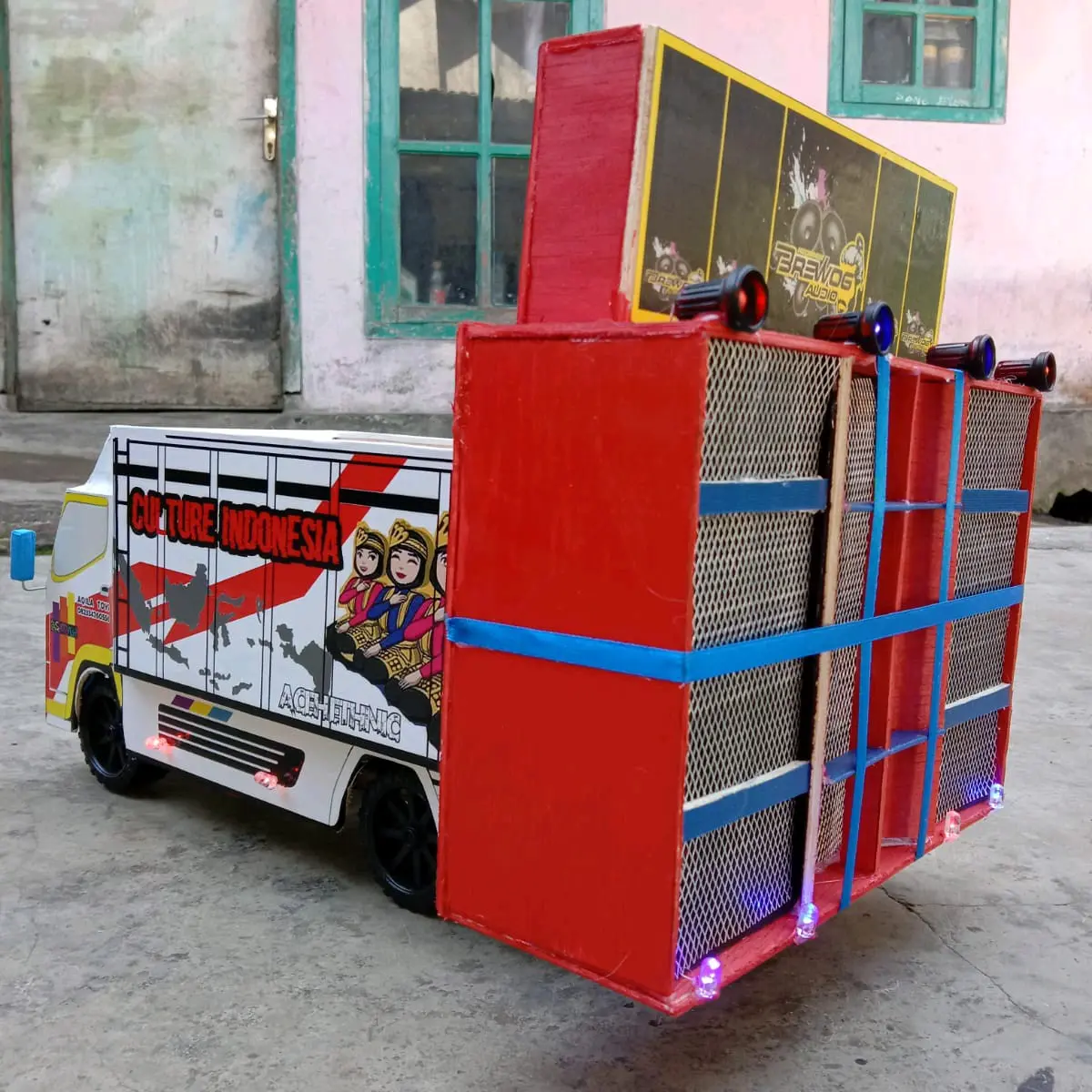Miniatur truk dan sound bluetooth viral