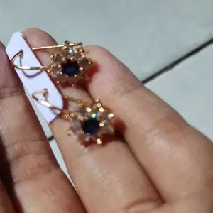 Anting Desi Titanium Permata Biru Safir Anti Gatal Anti Iritasi dan Anti Luntur