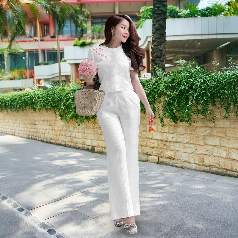 Bộ nữ Đào Tết, Bộ nữ áo thêu hoa đào tỉ mỉ, quần dáng suông lưng thun phía sau, chất đũi xước Nhật cao cấp, mặc mềm mịn, thoáng mát
