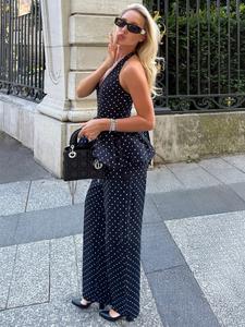 Conjunto de moda para vacaciones: top halter estilo vintage francés con lunares y pantalones de pierna ancha sin mangas que ceñen la cintura y estilizan la figura para mujer