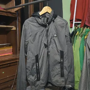 jaket tebal dan tipis bahan berkualitas cocok di pakai sehari hari pria wanita