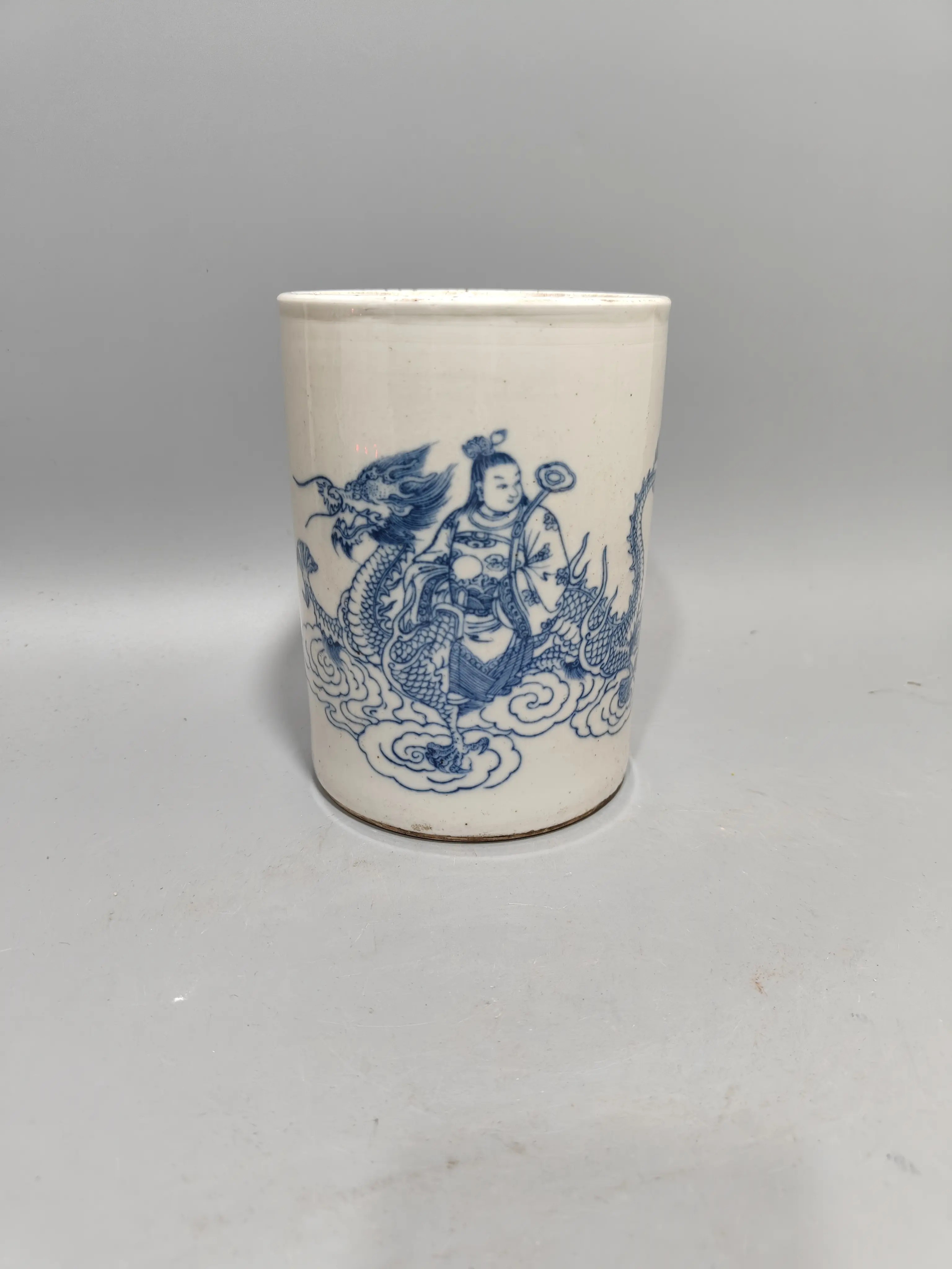 Folk collection of Qing Dynasty Kangxi blue and white character story map porcelain pen holder.