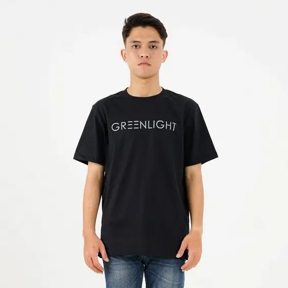 Greenlight Kaos Pria Lengan Pendek Katun Script Logo OL-C260723 Baju Combed Distro Sablon Cowok