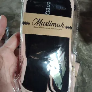 Kaoskaki Jempol Polos Panjang Warna Kulit Krem Coksu Tapak Hitam Lusinan Bahan Nilon Lembut Muslim