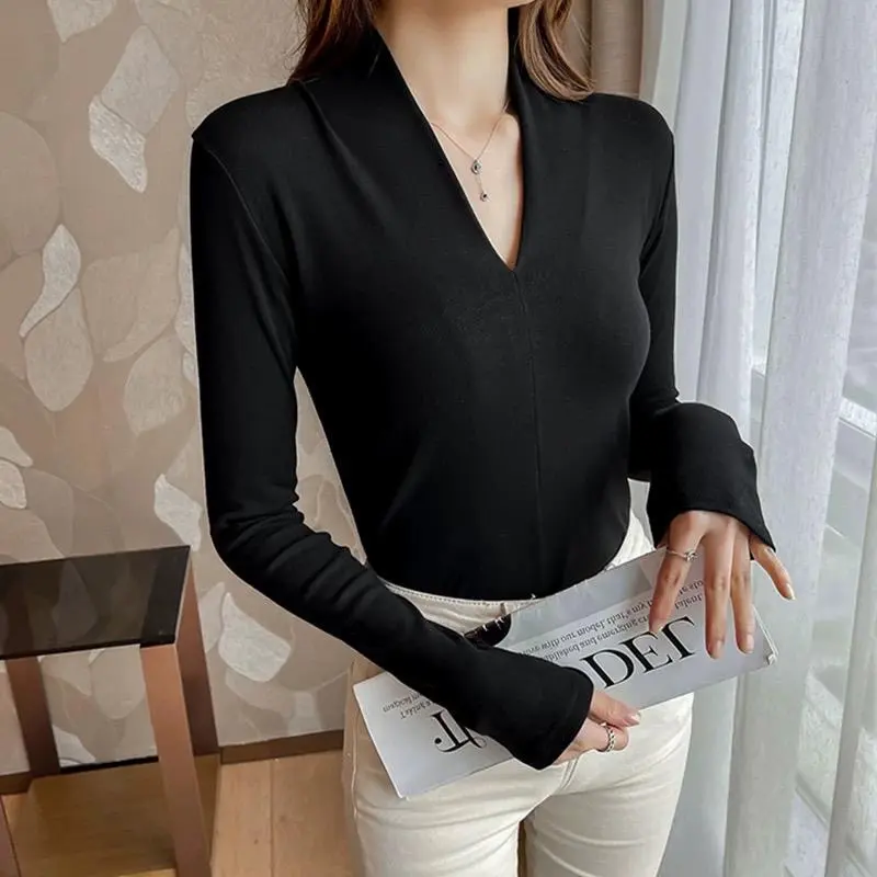 T2 Atasan v neck lengan panjang slim fit polos