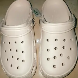 Sandal Polos Couple Unisex, Empuk Anti Slip, Sandal Santai Rumah, Bisa Pasang Hiasan Pin Sepatu, Banyak Pilihan Warna