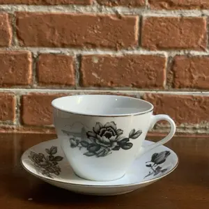 Cangkir dan tatakan teh vintage/lawas/jadul motif mawar dan jembatan, made in China