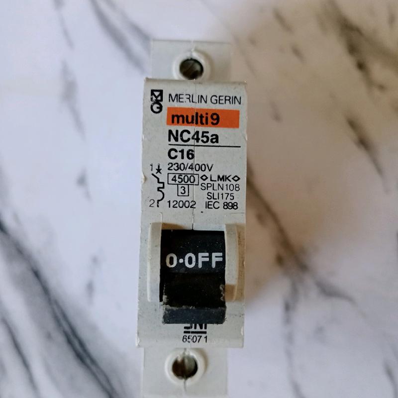 MCB merlin gerin multi9 tipe nc45a /6A/10A/16A/20A/25A/32A/50A DIJAMIN KEASLIANYA BARANG COPOTAN PANEL 5