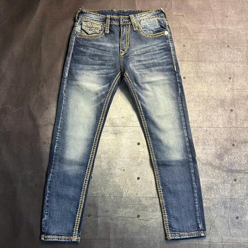 Quần dài Jean nam màu xanh quát rêu nhạt chỉ trắng 2 kim phía sau túi có nắp thêu chữ u