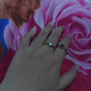 CINCIN SET ISI 2 TITANIUM FASHION WANITA MOTIF BUNGA SEMANGGI HITAM&PERMATA ZHIRCON PUTIH ANTI KARAT&LUNTUR Rings