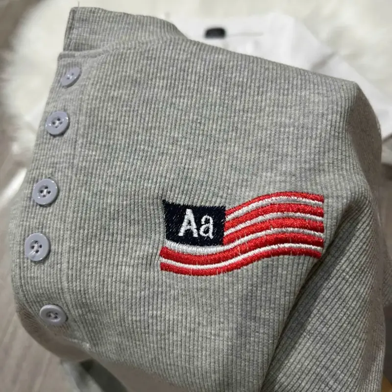 MỞ BÁN ÁO THUN KIỂU DÁNG BABYTEE LÔ GÔ CỜ SỌC THÊU CHỮ (AA) áo cài cúc điểm chấn cực hot