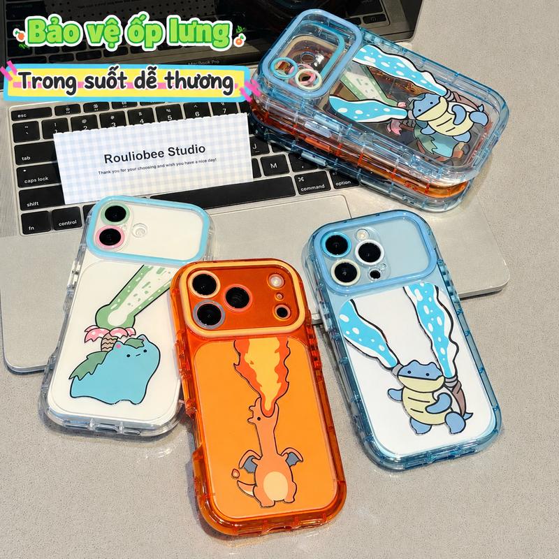 Ốp lưng iPhone chủ đề Bộ ba Pokémon khởi đầu với mặt lưng trong suốt và viền màu; tương thích với các dòng iPhone từ iPhone 11 đến iPhone 17 (bao gồm cả các phiên bản Pro và Pro Max).