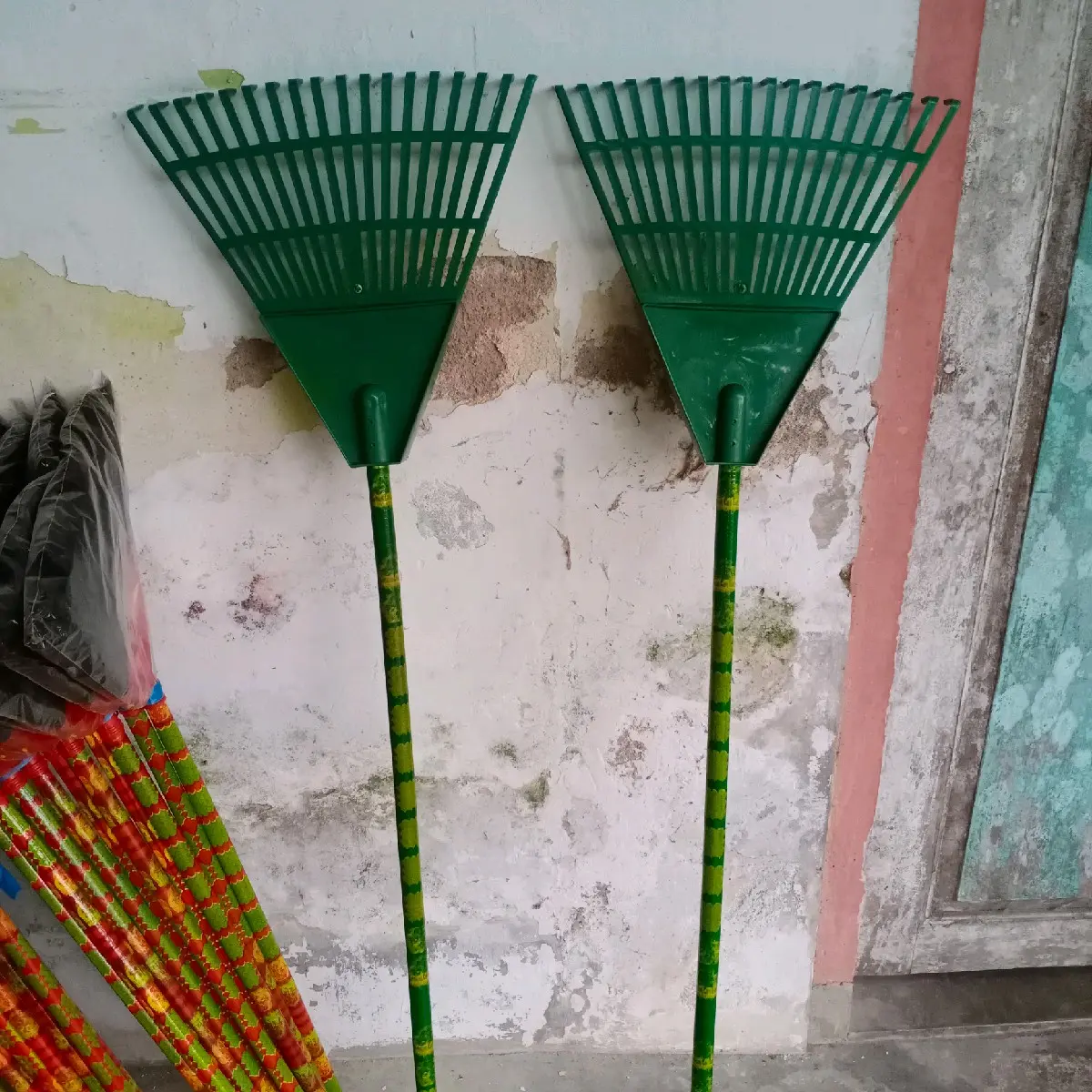 sapu taman sapu daun plastik lebar 36cm bahan ulet dan awet lengkap gagang