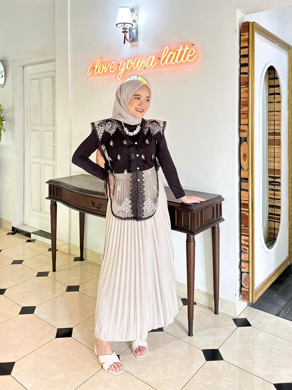 Ayasha - One Set Kondangan Vest Brokat Tile dan Rok Plisket Premium 5