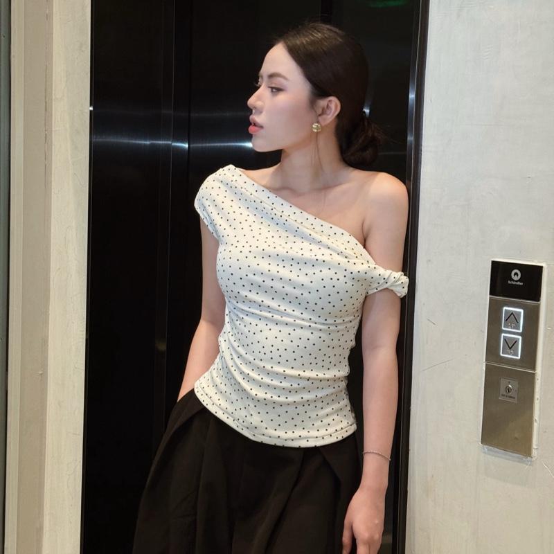 Áo trễ vai nữ áo chấm bi nữ đẹp sang chảnh ôm body SERENA TOP áo lệch vai kiểu nữ 2 lớp dày dặn áo trễ vai cộc tay bẹt vai mặc nhiều kiểu áo tiểu thư phong cách sang trọng lịch sự mùa hè TOP WOMEN - ENKA VIETNAM