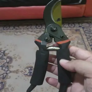 CASTA Gunting Tanaman SK5 Kuat & Tajam – Pemangkas Ranting, Dahan, Bunga, Cocok untuk Taman Rumah, Dilengkapi Pegas & Lock Safety