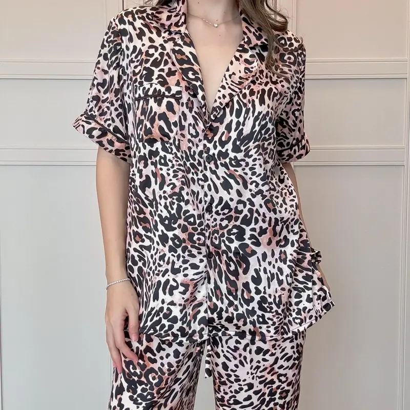 Piyama dengan motif animal print bahan silk