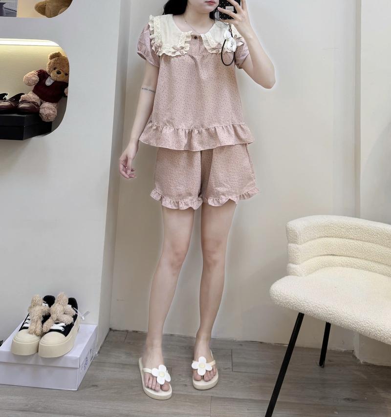 Product Introduction of Bộ đồ ngủ mặc nhà nữ Hh  áo cộc tay bồng nhẹ cổ vuông hải quan thuỷ thủ bản to màu be phối viền ren đính 4 chiếc nơ dáng áo baby xoè rộng quần cộc gấu quần bèo hoạ tiết hoa in chìm chất liệu đũi hàn mềm êm mát lạnh 4