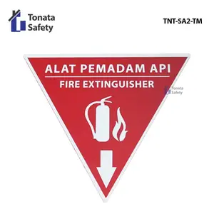Segitiga APAR / Rambu Akrilik Alat Pemadam Api Ringan Tanpa Merek/ Tanda Penunjuk Lokasi APAR / Rambu Petunjuk APAR Akrilik / Papan Penanda APAR Bentuk Segitiga / Rambu Keamanan Kebakaran Tonata untuk Dinding Kantor dan Area Industri