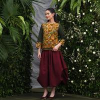 Gambar NONA RARA - Rembulan Encim T4309, Baju kerja batik blouse wanita modern - S dari Nona Rara Batik Kota Administrasi Jakarta Timur 5 Tokopedia