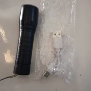Senter Swat mini yang super terang dengan 3 Mode : senter biasa, kelap kelip dan lampu cob (lampu di gagang senter)