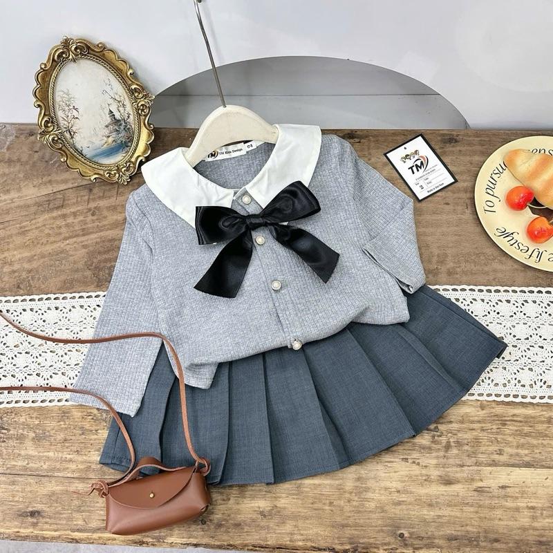 Ong Kis Sét bộ áo tăm ghi cổ bẻ kèm nơ cài mix chân váy xếp ly cho bé gái 10-35kg