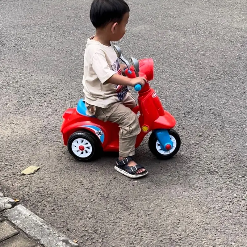 Mainan anak motor vespa mini lucu ada musik MB 691 7