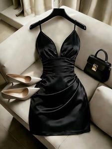 Vestido mini de satín sexy estilo coquette, cuello en V, cintura fruncida, ajuste entallado y ceñido, estilo “hot girl”