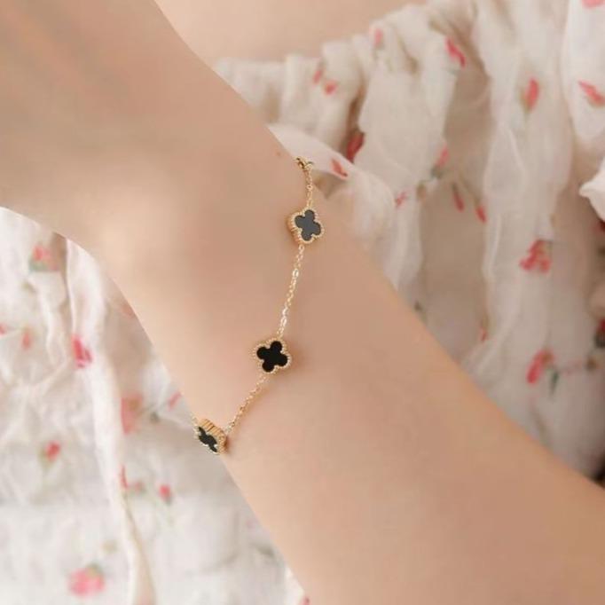 Gelang Tangan Wanita Titanium Sebalik Hitam Sebalik Putih dengan Berlian Buatan dan Bunga