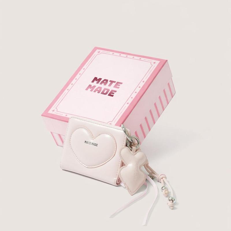 Set Quà Tặng MATE MADE Ví Hearty Kèm Charm, Hộp Quà Hồng Kẻ Trắng (Tặng Bạn Thân, Bạn Gái)