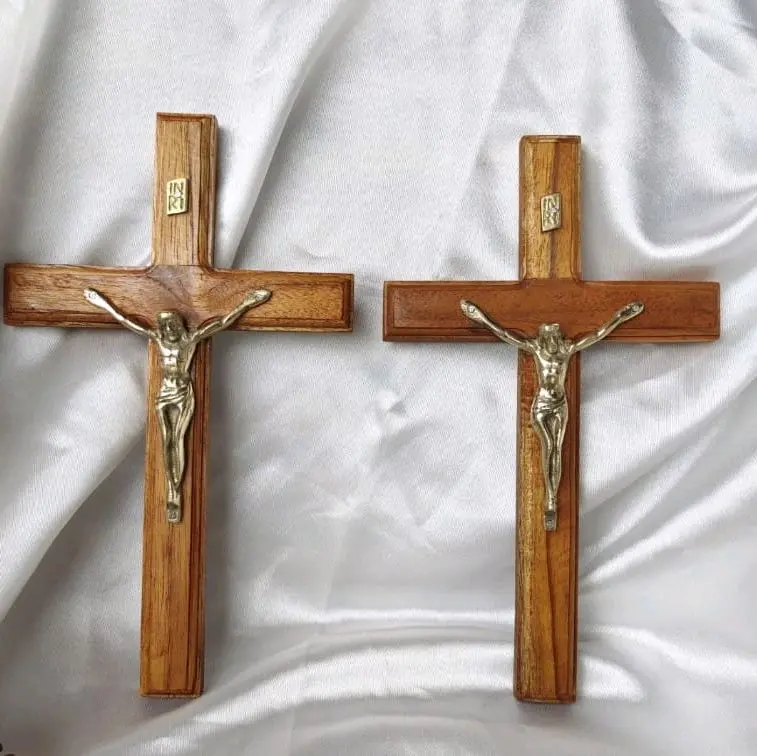 Salib Dinding Patung Kayu Natural dengan Detail Logam Elegan untuk Dekorasi Gereja dan Rumah