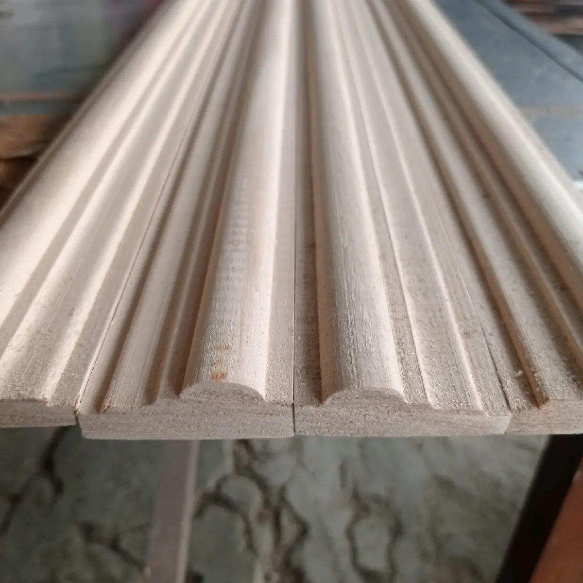 Wallmoulding kayu profil PF05 lebar 5cm panjang 100cm