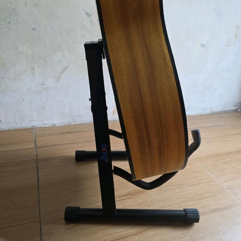 stand gitar duduk gitar, untuk gitar . gitar bass dan biola .model Berdiri dan model A 5