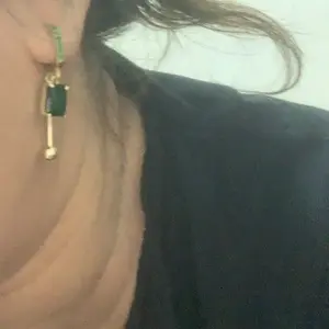 AT133 Beli 68K dapat gratis bonus (COD)anting blue sapphire Korea Modis - Batu Hijau & Emas untuk Gaya Jilbab Mewah