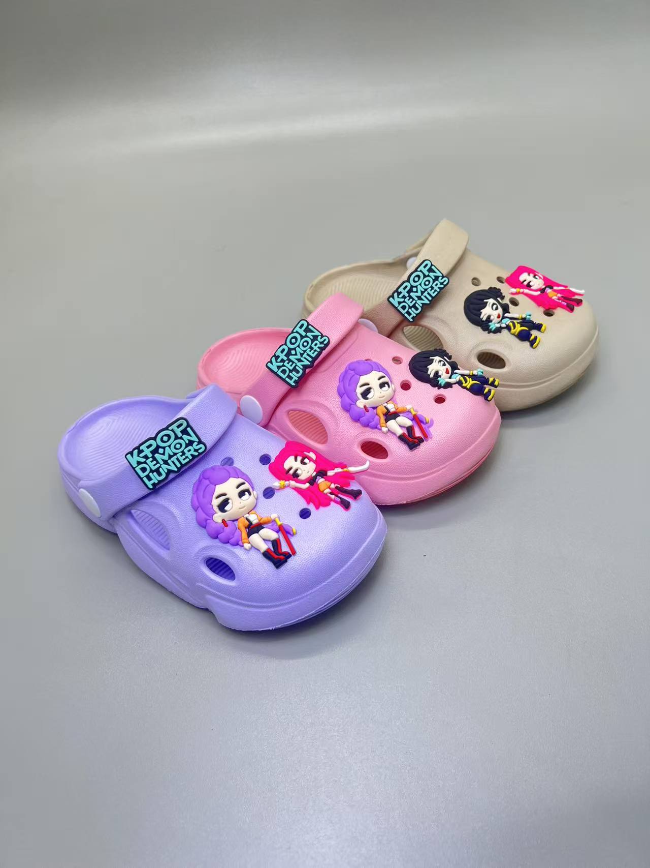 (Size 24-29) Calux 813M Sandal Anak Perempuan Karakter Kpop Demon Hunters Sandal Baim Karet Lentur Anak Cewek (Size 24-29) Calux 813M Sandal Anak Perempuan Karakter Kpop Demon Hunters Sandal Baim Karet Lentur Anak Cewek