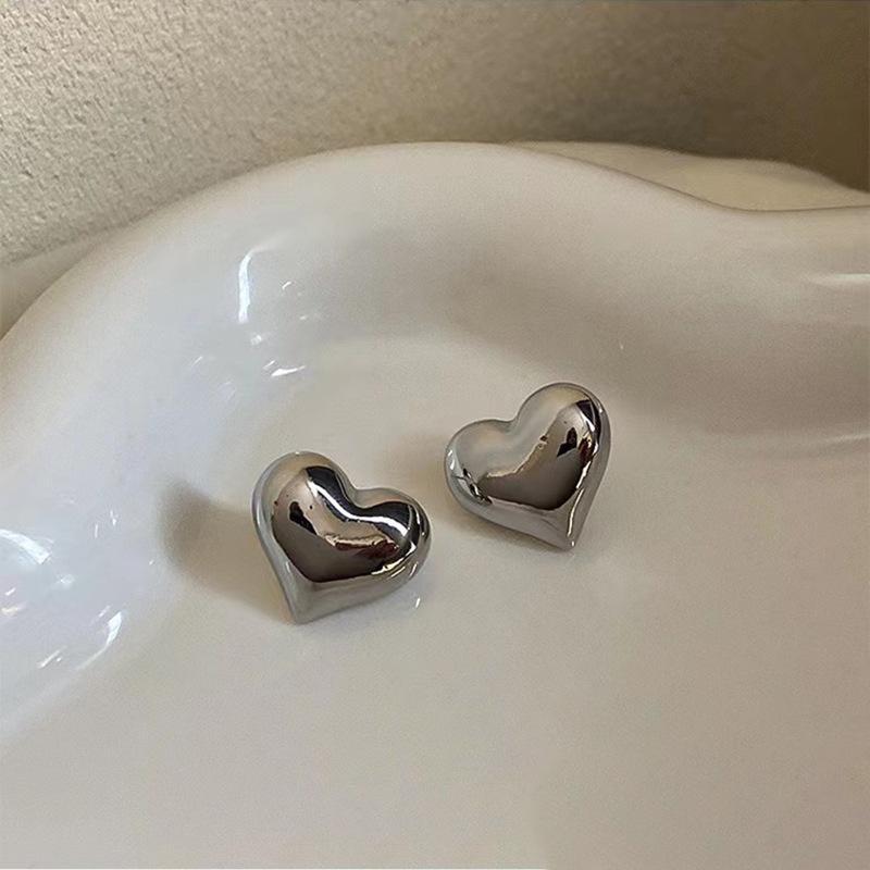 Product Introduction of Summer Heart Design Earrings, Earrings for Pierced Ears, Simple Niche Street Style Earrings for Women, Gold/Silver Daily Clothing Accessories, Party Casual Jewelry，Personalized Earrings, Suitable for Small Present for Friends love  charms 1